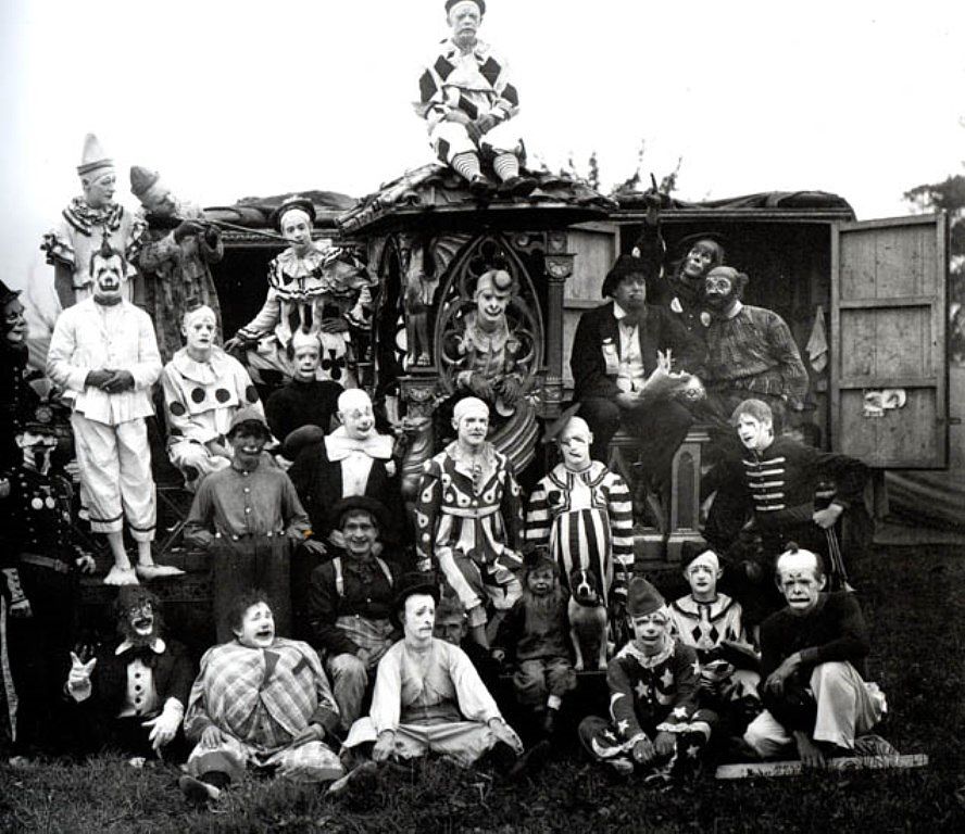 Клоуны 1853. Клоуны 20го века отдыхают. Цирк 19 века клоуны. Бродячий цирк 19 века. Клоун старинный.